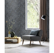Heller Raum mit Sessel, Fenster, Lampe, Tisch und gemusterter Tapete