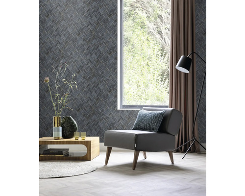 Heller Raum mit Sessel, Fenster, Lampe, Tisch und gemusterter Tapete