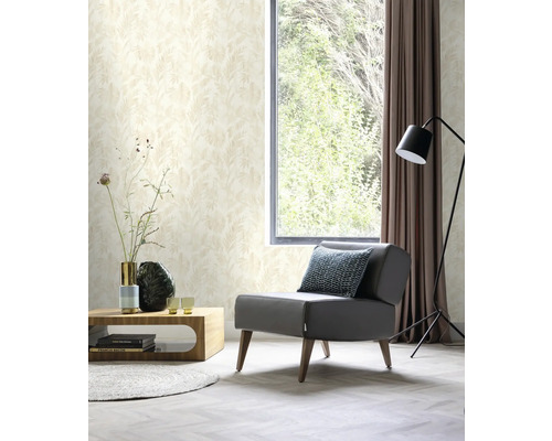 Wohnzimmer mit Blattmuster-Tapete, Sessel, Tisch und Fenster