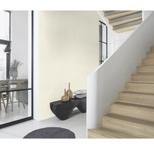 Heller Raum mit gemusterter Tapete, Treppe und Sitzbank