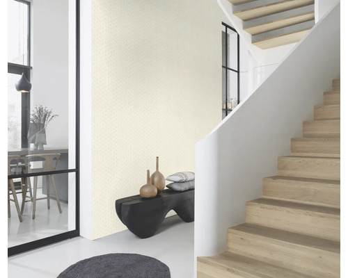 Heller Raum mit gemusterter Tapete, Treppe und Sitzbank
