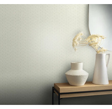 Innenraum mit gemusterter Tapete, Tisch mit Vasen und Spiegel