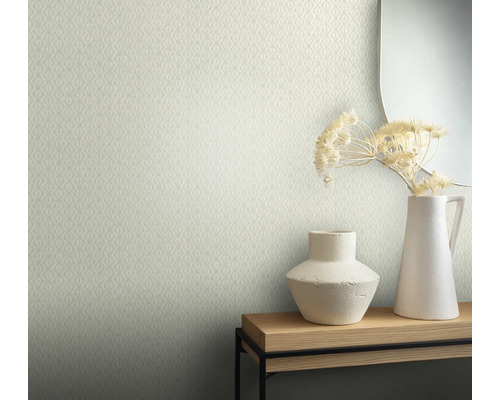 Innenraum mit gemusterter Tapete, Tisch mit Vasen und Spiegel