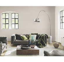 Wohnzimmer mit Ledersofa, Stehlampe und Holztisch