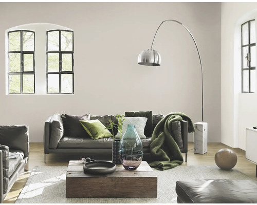 Wohnzimmer mit Ledersofa, Stehlampe und Holztisch