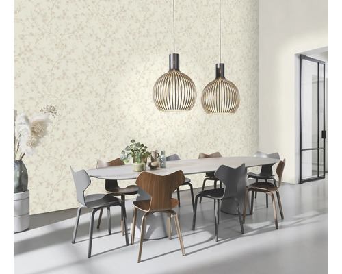 Esszimmer mit floral gemusterter Tapete, Esstisch und Pendelleuchten