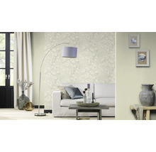 Wohnzimmer mit Sofa, Stehlampe und Blumentapete für ein helles Ambiente