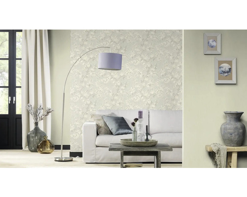 Wohnzimmer mit Sofa, Stehlampe und Blumentapete für ein helles Ambiente