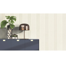 Dekorative Tapete mit Streifenmuster im Interieur