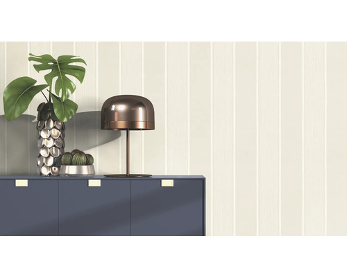 Dekorative Tapete mit Streifenmuster im Interieur