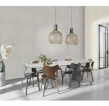 Esszimmer mit Esstisch, Stühlen und zwei Holzpendelleuchten