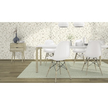 Heller Raum mit Esstisch, Stühlen und floraler Tapete