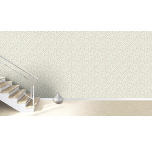 Raumansicht mit floral gemusterter Tapete, Treppe und Dekovase