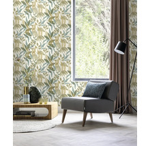 Wohnzimmer mit floraler Tapete, Sessel und Fenster