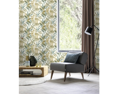 Wohnzimmer mit floraler Tapete, Sessel und Fenster