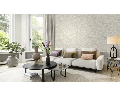 Helles Wohnzimmer mit gemusterter Tapete, Sofa und Couchtisch.