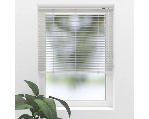 Fenster mit horizontaler Jalousie zur Lichtregulierung