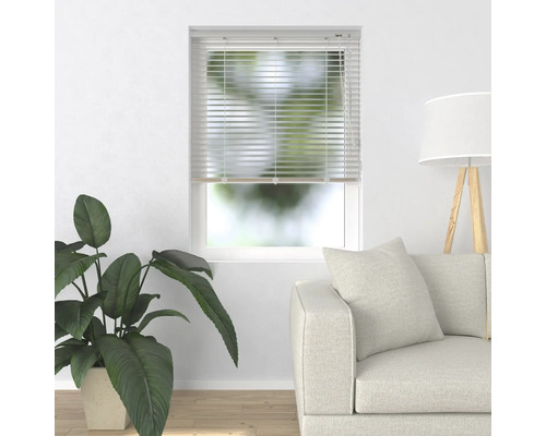 Wohnzimmer mit Fenster und installierten Jalousien zur Lichtregulierung