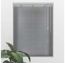 Graue Jalousie vor einem Fenster