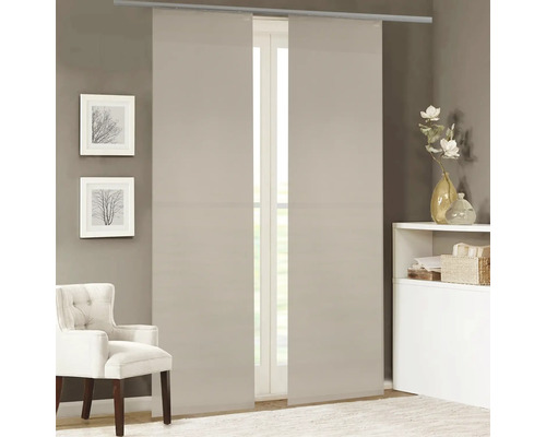 Zwei Schiebevorhänge an einer Schiene vor einem Fenster in einem Wohnzimmer.