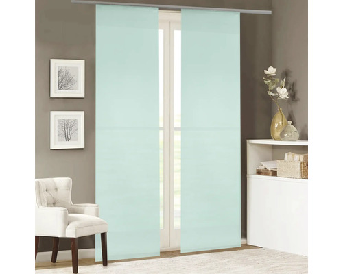 Raumansicht mit Schiebegardinen an einem Fenster, dazu ein Sessel und ein Regal