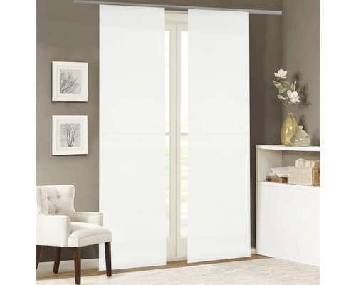 Zwei weiße Schiebevorhänge an einer Schiene vor einem Fenster, kombiniert mit einem Sessel und einer Kommode in einem Wohnraum.