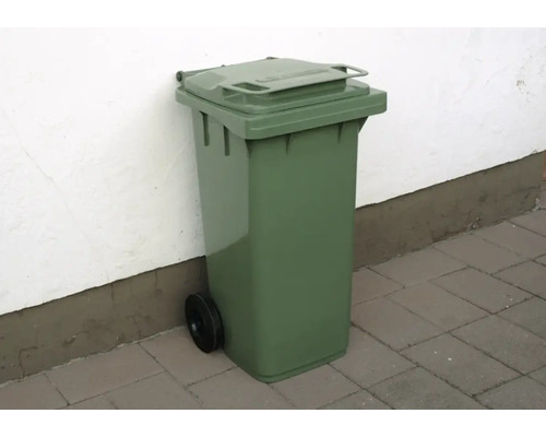 Grüne Mülltonne mit Deckel und Rädern