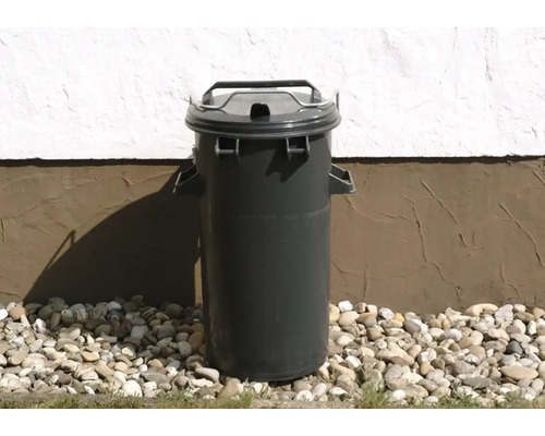 Grauer Abfallbehälter mit Deckel und Griffen im Außenbereich.