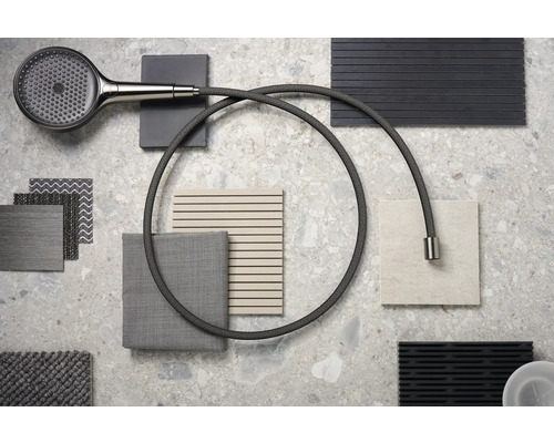 Moodboard mit Duschkopf, Textil- und Fliesenmustern