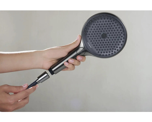 Handbrause mit Brauseschlauch wird montiert