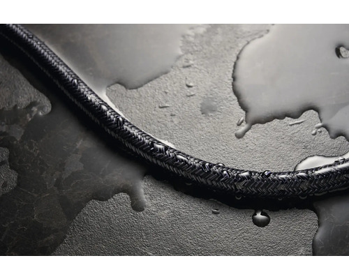 Schwarzer Wasserschlauch mit geflochtener Oberfläche und Wassertropfen