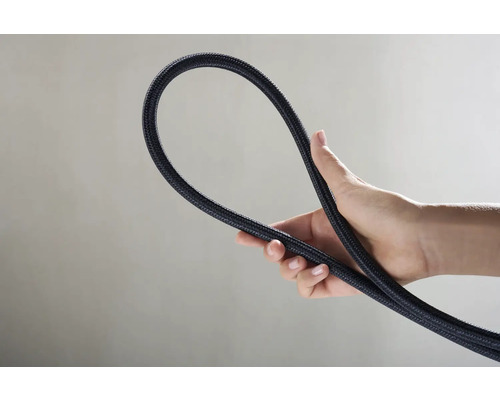 Eine Person hält ein Textilkabel.