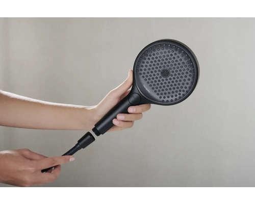 Handbrause wird an einen Brauseschlauch angeschlossen