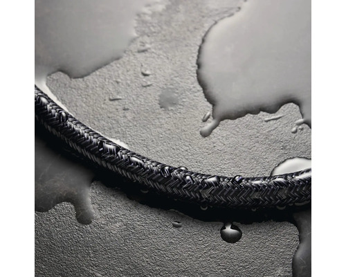 Schwarzer, geflochtener Wasserschlauch auf einem Untergrund mit Wassertropfen