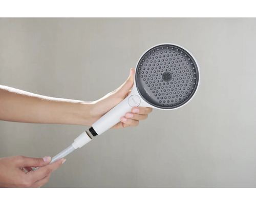 Handbrause mit Brauseschlauch wird von Hand gehalten