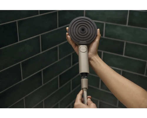 Montage einer Hansgrohe Handbrause im Badezimmer.