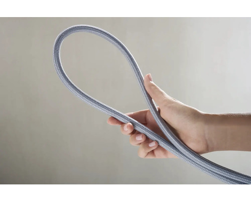 Flexible Zuleitung für Wasserhahn in der Hand gehalten