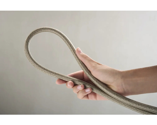 Flexibler Panzerschlauch wird von einer Hand gehalten.