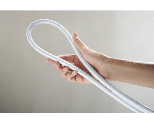 Eine Hand hält einen weißen Textilschlauch