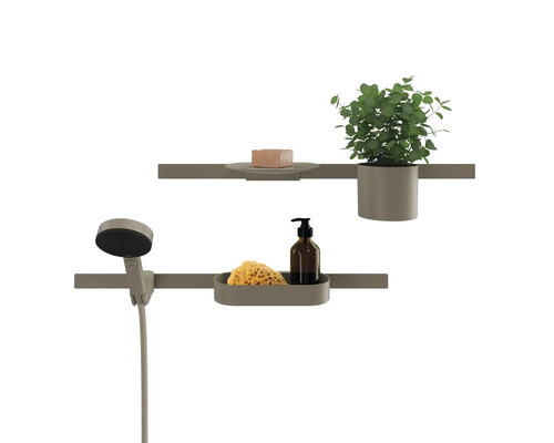 Badregal mit Brausekopf, Seife, Pflanze, Schwamm und Seifenspender