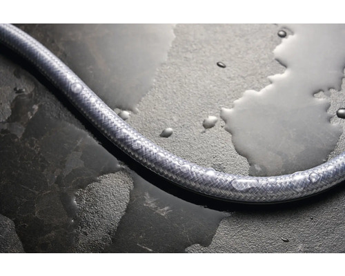 Brauseschlauch auf feuchtem Untergrund