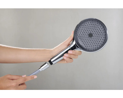 Handbrause mit Brauseschlauch in der Hand