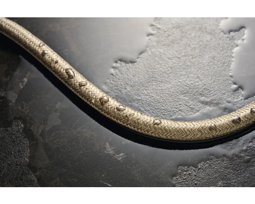 Textilkabel mit Flechtmuster auf feuchtem Untergrund