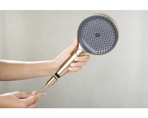 Handbrause von Hansgrohe mit Brauseschlauch in der Hand gehalten