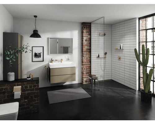 Modernes Badezimmer mit Waschbecken, Dusche und Backsteinwand