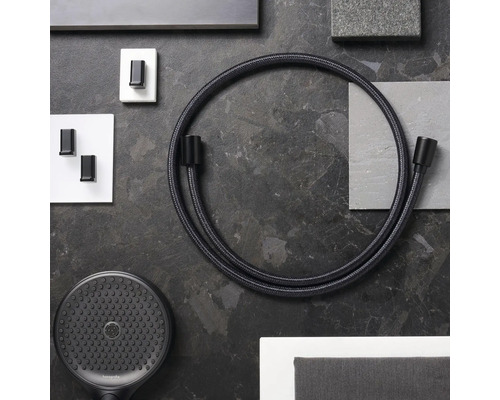 Abbildung einer Duschbrause, eines Brauseschlauchs und Badzubehörs