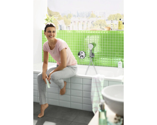 Badezimmer mit Badewanne, Armatur und Frau