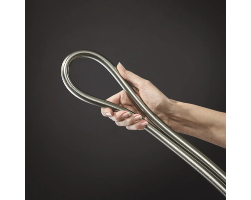 Eine Hand hält einen gebogenen Heizstab.