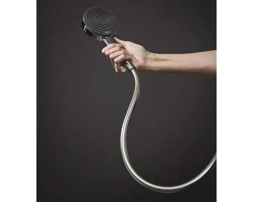 Handbrause mit Brauseschlauch in der Hand