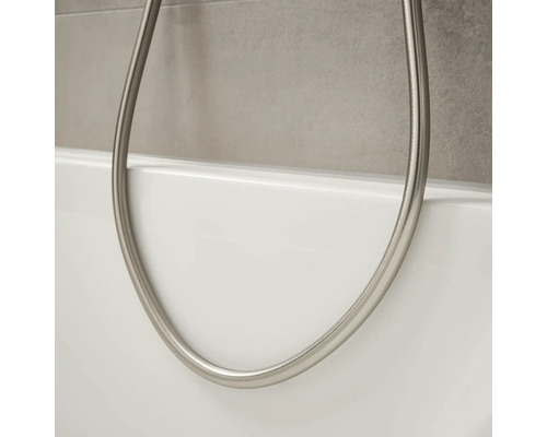 Brauseschlauch aus Metall an einer Badewanne